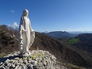 38 Alla Madonnina del Costone (1195 m) con vista a nord-est verso l'altopiano Selvino-Aviatico 